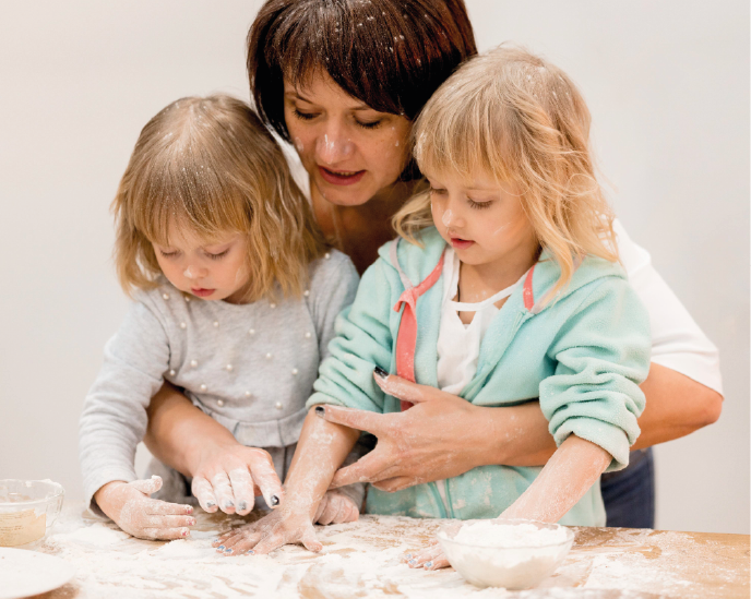 abuela cocinando con sus nietas