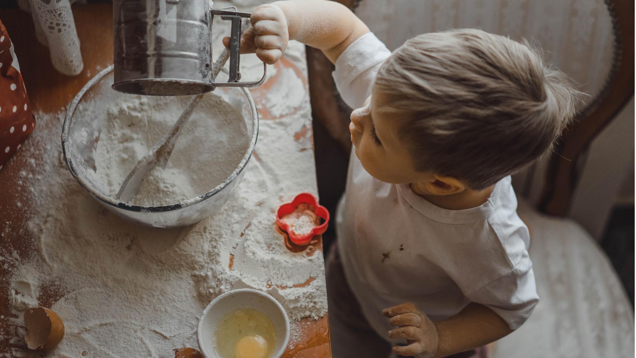 niño haciendo pasteles